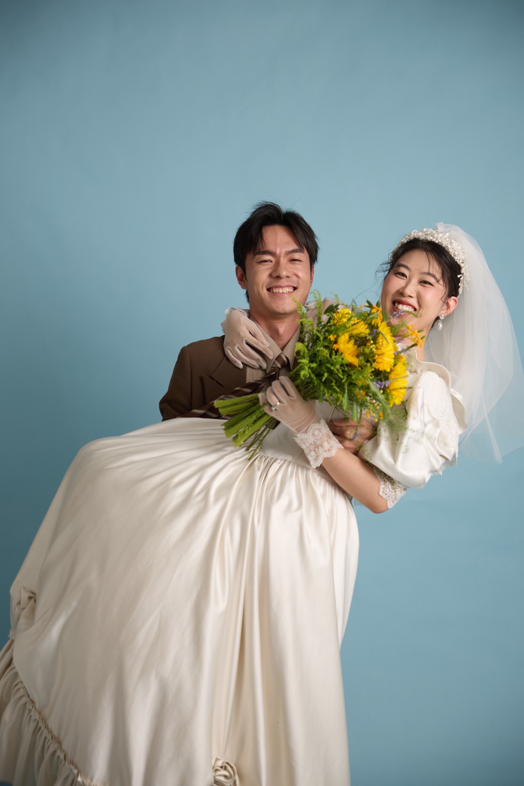 赵成成抱起张晴,两人开心大笑的婚纱照