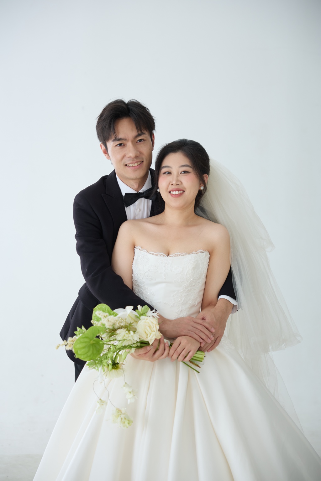 赵成成和张晴的白色主纱合影